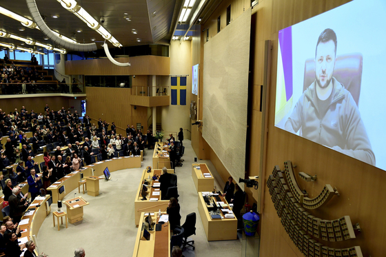 볼로디미르 젤렌스키 우크라이나 대통령이 지난 24일 스웨덴의 회에서 러시아 침공에 대항하는 우크라이나를 지원해 달라는 화상 연설을 하자 의원들이 기립 박수를 보내고 있다. [AP=연합뉴스]