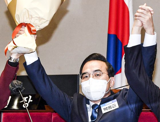 박홍근 신임 더불어민주당 원내대표가 24일 국회에서 열린 원대 선거에서 당선 뒤 손을 들고 있다. 국회사진기자단