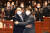 지난 6일 국회에서 포옹하고 있는 국민의힘 윤석열 당시 대선후보와 이준석 대표. [뉴스1]
