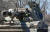 3월 28일 우크라이나 도네츠크 지역 도쿠차이예프스크에서 친러시아군의 군인들이 장갑차 꼭대기에서 목격되고 있다. 로이터=연합뉴스