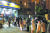 지난 27일 밤 상하이시 당국이 부분 봉쇄령을 발표하자 시민들이 식료품을 사기 위해 시내의 한 수퍼마켓 앞에 줄지어 서 있다. [AP=연합뉴스]