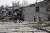 마리우폴 시민들이 28일 러시아군의 포격으로 폐허로 변한 마을을 떠나고 있다. TASS=연합뉴스