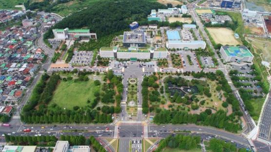 김경수 빠진 무주공산 경남지사...국힘 '경선이 더 치열', 민주당은 '인물난'