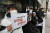가습기 살균제 피해자들이 21일 SK 서린빌딩 앞에서 조정안에 반발하는 기자회견을 갖고 있다. 뉴스1