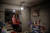 우크라이나의 한 모녀가 지난 28일 하르키우의 아파트 지하 대피소에서 러시아군의 폭격을 피하고 있다. 로이터=연합뉴스