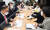 안철수 대통령직인수위원장이 30일 오후 서울 종로구 통의동 인수위에서 열린 여성단체와의 간담회에서 참석자들의 의견을 듣고 있다. 뉴스1