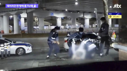 불 지르고 흉기 위협…"쏴봐" 경찰에 도발한 속옷男의 최후 