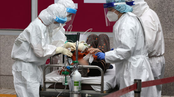 "산소포화 측정기 없어 '당근'했다" 죽음의 전쟁터 된 요양병원