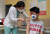 만 5~11세 소아에 대한 코로나19 백신 접종 첫날인 31일 오전 서울 강서구 미즈메디병원에서 간호사가 어린이에게 백신접종을 하고 있다. 공동취재단.