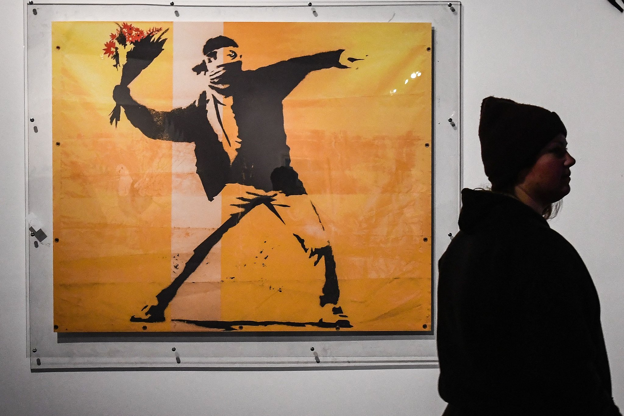 지난 2월 2일 플로리다 마이애미에서 열린 '뱅크시의 예술' 전시회에서 '꽃을 던지는 사람'. AFP=연합뉴스
