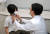 5~11세 어린이에 대한 코로나19 백신 접종 첫날인 31일 오전 서울 강서구 미즈메디병원에서 의사가 접종 전 예진을 하고 있다. 공동취재단.
