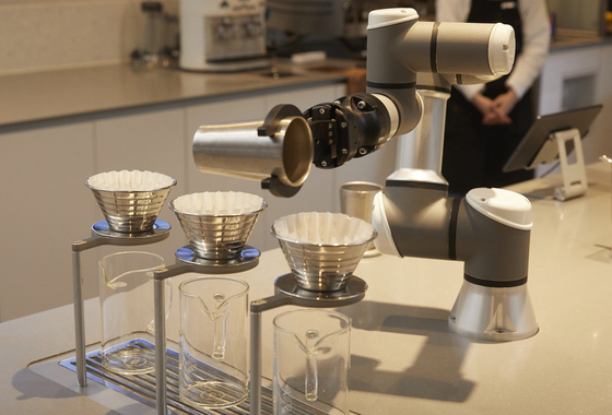 커피를 만드는 로봇. [중앙포토]