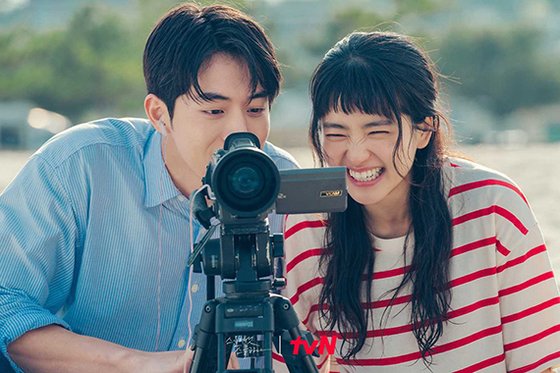 tvN ‘스물다섯 스물하나’는 8회를 기점으로 시청률 10%를 돌파하며 로맨스 드라마 흥행을 이끌고 있다. 넷플릭스 주간(21~27일) 순위 비영어권 TV부문에서도 2위를 차지, 세계적 인기도 입증했다. [사진 tvN]