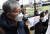 가습기살균제합의를위한피해자단체가 31일 오전 서울 종로구 대통령 인수위원회 앞에서 기자회견을 갖고 있다. 뉴스1
