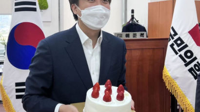 이준석에 배달된 생일 케이크 두개…하나는 尹, 다른 하나는?