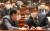 윤호중 더불어민주당 공동비상대책위원장(오른쪽)과 박홍근 원내대표가 31일 오후 국회에서 열린 정책의원총회에서 대화하고 있다. 연합뉴스