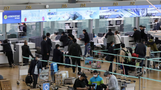 '격리 면제' 첫 날, 인천공항 2만명 몰렸다…코로나 이후 2년만 