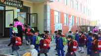 [포토버스] 4월 1일 새학기 시작된 북한, 축구공 책가방 메고 첫 등교하는 아이들