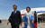 2017년 미국을 공식방문한 문재인 대통령과 부인 김정숙 여사가 워싱톤 앤드류스 공군기지에 도착, 트랩을 내려오고 있다. 청와대 사진기자단