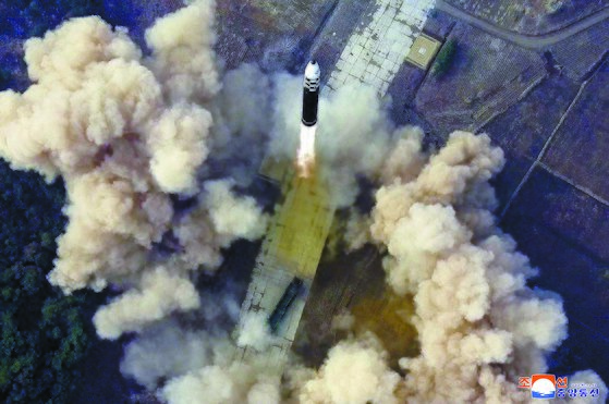 북한이 김정은 국무위원장의 지도 아래 24일 신형 대륙간탄도미사일(ICBM) '화성-17형' 시험발사를 단행했다고 25일 조선중앙통신이 보도했다. 연합뉴스