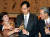 2006년 당시 한ㆍ미 FTA 체결지원장이었던 한 후보자(가운데)가 오찬에서 웬디 커틀러 미측 수석대표(왼쪽), 김종훈 수석대표와 건배하고 있다. 중앙DB