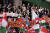빅토르 오르반 총리(가운데)가 지난달 15일 수천명의 지지자들이 모인 가운데서 연설하고 있다. 연합뉴스