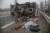 우크라이나 자원봉사자가 1일 키이우 지역 부차 도로에서 시신을 검사하고 있다. 로이터=연합뉴스