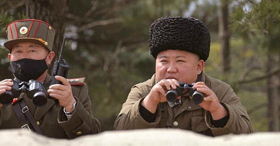 2020년 3월 김정은 북한 국무위원장의 화력훈련을 수행하고 있는 박정천 당시 총 참모장의 모습. 조선중앙통신, 연합뉴스.