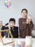 김하원(왼쪽)·노주하 학생기자가 휴대용 베틀을 이용해 티코스터를 직접 직조했다. 
