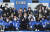 이재명 당시 더불어민주당 대선후보가 3월 3일 오후 서울 종로 보신각터에서 열린 ‘우리 모두를 위해, 성평등 사회로’ 유세에서 여성 유권자들과 기념촬영을 하고 있다.