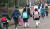 지난달 14일 오전 경기 화성시의 한 초등학교 앞에서 아이들이 등교를 하고 있다. 뉴스1