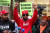 아마존 해직노동자이자 아마존노동조합(ALU) 위원장인 크리스티안 스몰스(가운데)가 1일 노조 찬반 투표에서 승리한 후 뉴욕 브루클린 전미노동관계위원회(NLRB) 사무실 앞에서 자축하고 있다. 로이터=연합뉴스