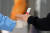 5일 오전 서울 중구 서울역광장에 마련된 신종 코로나바이러스 감염증(코로나19) 임시 선별검사소를 찾은 시민이 검사 키트를 수령하고 있다. 뉴스1