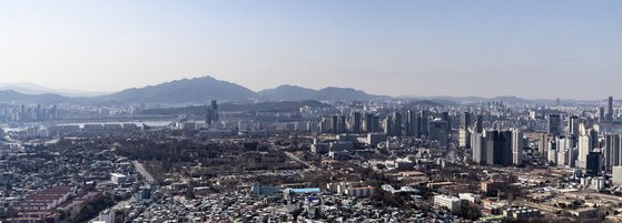 서울 남산에서 한강 쪽으로 내려다 본 용산 미군기지 일대. 사진 가운데 대통령집무실이 이전할 국방부 청사가 있고, 멀리 동작대교와 관악산도 보인다. 오른쪽 신용산역 너머가 63빌딩이다. 김현동 기자