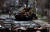 지난 2일(현지시간) 우크라이나 수도 키이우 외곽 부차에서 파괴된 러시아군 탱크 앞에서 사진 찍는 우크라이나 병사. 러시아군이 키이우 등에서 퇴각하며 민간인 학살이 드러났다. 러시아군이 민간인에 대해 무차별 사격을 가해 길거리에 시신들이 널려져 있다고 외신들은 전했다. [로이터=연합뉴스]