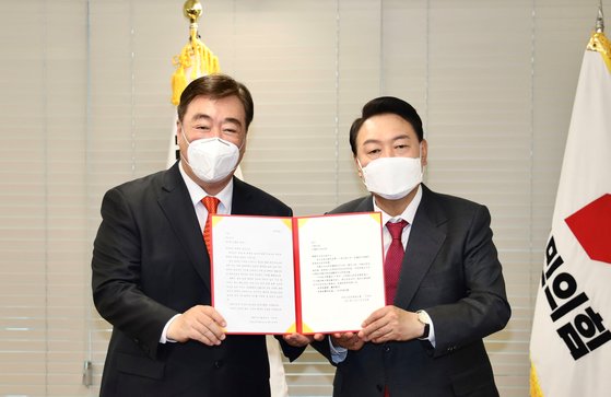 윤석열 대통령 당선인(오른쪽)은 지난달 11일 서울 여의도 국민의힘 당사에 마련된 당선인 사무실에서 싱하이밍 주한 중국대사로부터 시진핑 중국 국가주석이 보낸 축전을 전달받았다. [연합뉴스]