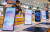 삼성전자의 플래그십 스마트폰 신제품인 갤럭시S22 시리즈가 판매 43일만에 100만 대 판매를 넘어서며 초기 흥행에 성공했다. [뉴스1]