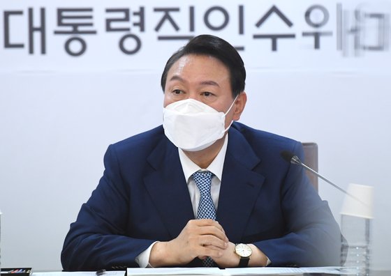 윤석열 대통령 당선인이 6일 오후 서울 종로구 통의동 제20대 대통령직인수위원회에서 열린 시·도지사 간담회에서 인사말을 하고 있다. 연합뉴스