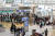 코로나 방역지침이 완화되면서 인천공항 출국장에도 승객들이 늘고 있다. [연합뉴스]