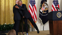 백악관 방문한 오바마, 바이든 경례 받아내며 "부통령" 농담