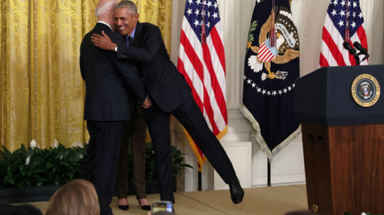 백악관 방문한 오바마, 바이든 경례 받아내며 "부통령" 농담