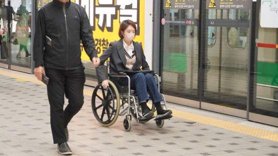 고민정 휠체어 출근 챌린지에…이준석 "평소 지하철부터 타보길"