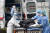 지난 25일 오후 서울 중랑구 서울의료원에서 코로나19 환자를 옮기고 있는 의료진. [연합뉴스]