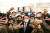 윤석열 대통령 당선인이 7일 주한미군 기지인 평택 '캠프 험프리스'를 방문해 장병들과 '셀카'를 찍고 있다. [사진 당선인대변인실]