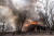 6일(현지시간) 우크라이나 동부 돈바스 지역에서 민가가 러시아군 포격으로 불타고 있다. [AFP=연합뉴스]
