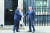 보리스 존슨 영국 총리(왼쪽)가 지난달 15일 다우닝가 10번지 총리 관저에서 사울리 니니스퇴 핀란드 대통령을 맞이하고 있다. [로이터=연합뉴스]