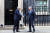 보리스 존슨 영국 총리가 지난달 15일(현지시간) 영국 총리 공관인 다우닝가 10번지 문 앞에서 사울리 니니스퇴 핀란드 대통령을 맞이하고 있다. [로이터=연합뉴스]