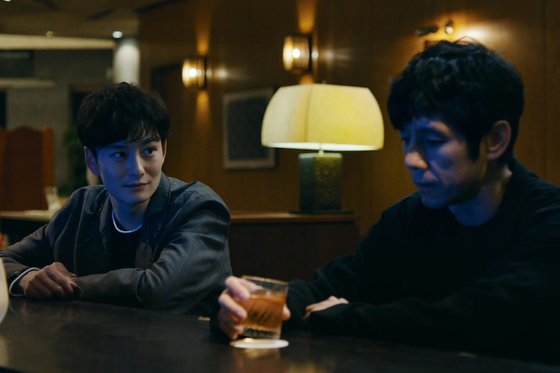 영화 '드라이브 마이 카' 중 바(bar)에서 대화를 나누는 가후쿠와 다카쓰키의 모습. 사진 부산국제영화제