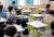3월 22일 오후 서울의 한 중학교 교실에서 코로나19 확진으로 재택치료 및 가정학습 중인 학생들의 빈자리가 보이고 있다. [연합뉴스]