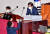 지난 5일 서울 여의도 국회에서 열린 본회의에서 박병석(오른쪽) 국회의장과 김기현 국민의힘 원내대표가 의사진행과 관련한 대화를 나누고 있다. 김상선 기자